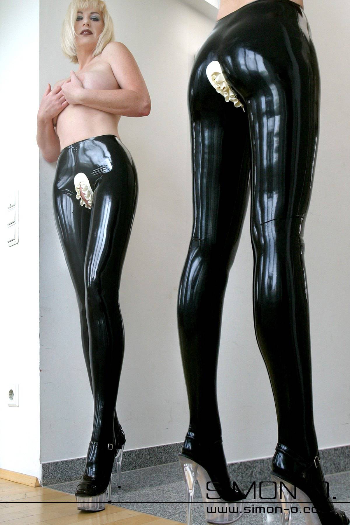 Latex Strumpfhose Schritt offen Eine Person in glänzenden Latex-Strumpfhosen mit Schritt offen von vorne und von hinten gesehen.
