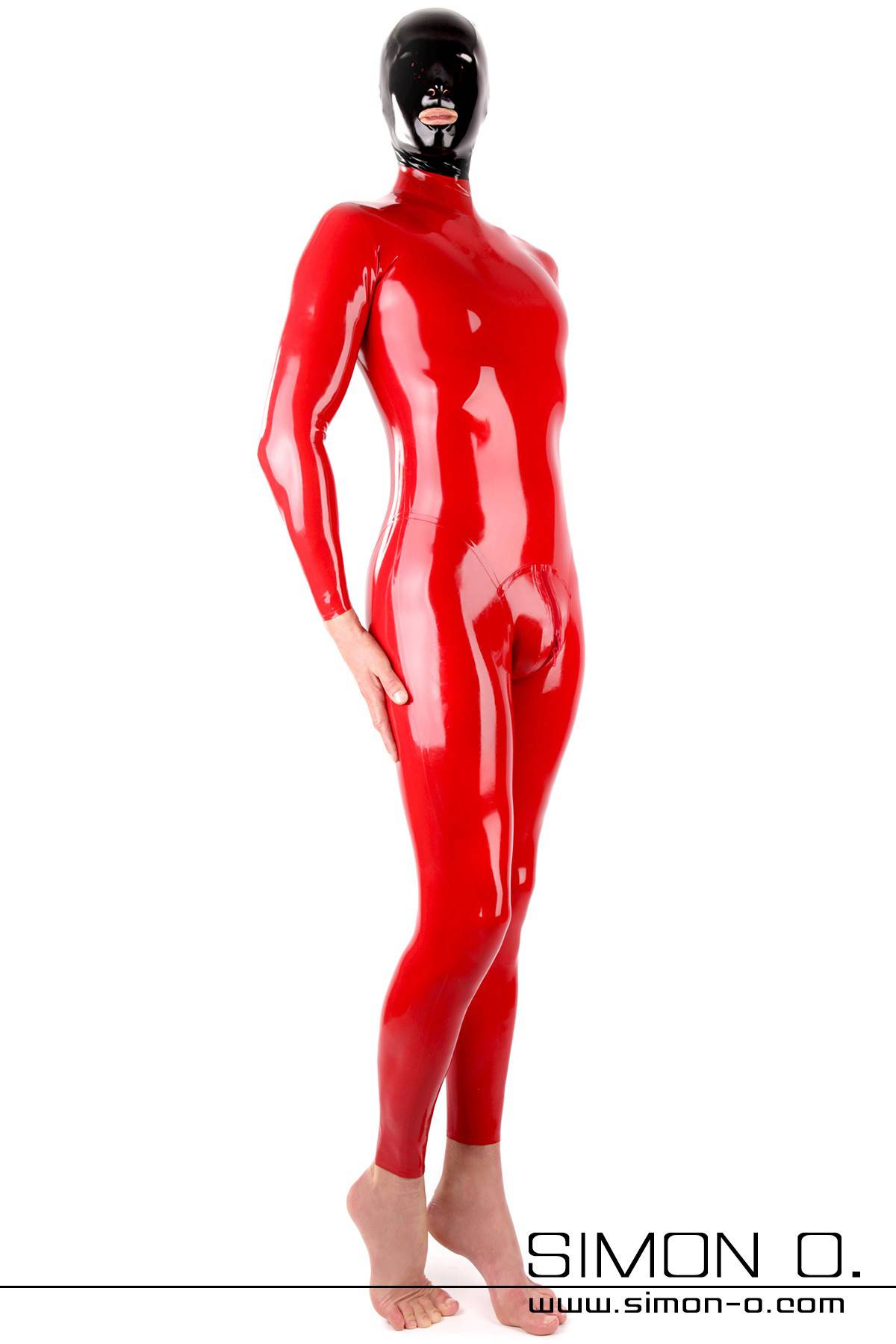Latexanzug in Rot mit Zipp im Schritt Ein Mann trägt einen engen glänzenden roten Latexanzug mit Zipp im Schritt und ein schwarze Latex Maske von vorne gesehen