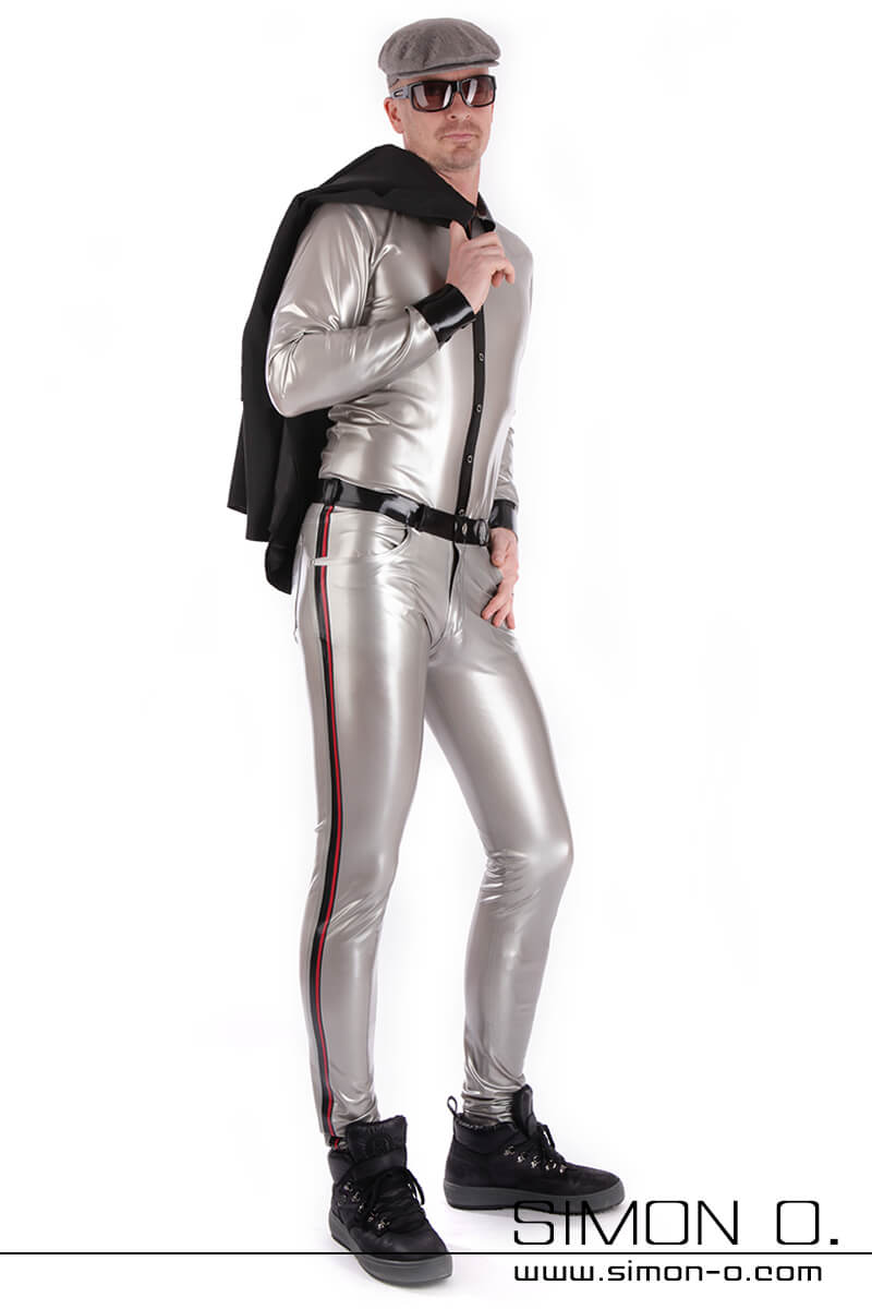 Latexhemd in Silber Eine Person posiert in einem Latexhemd in Silber mit schwarzem Besatz, schwarzen Turnschuhen, einer Kappe, einer Sonnenbrille und einer schwarzen Jacke über der Schulter.