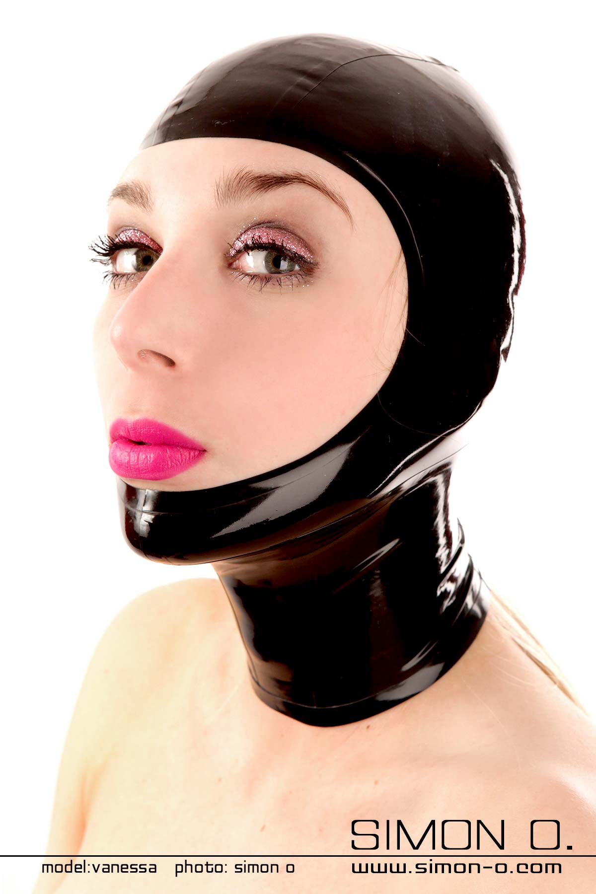 Gesichts offene Latex Maske in Schwarz Eine Frau trägt eine schwarze gesichtsoffene Latex Maske