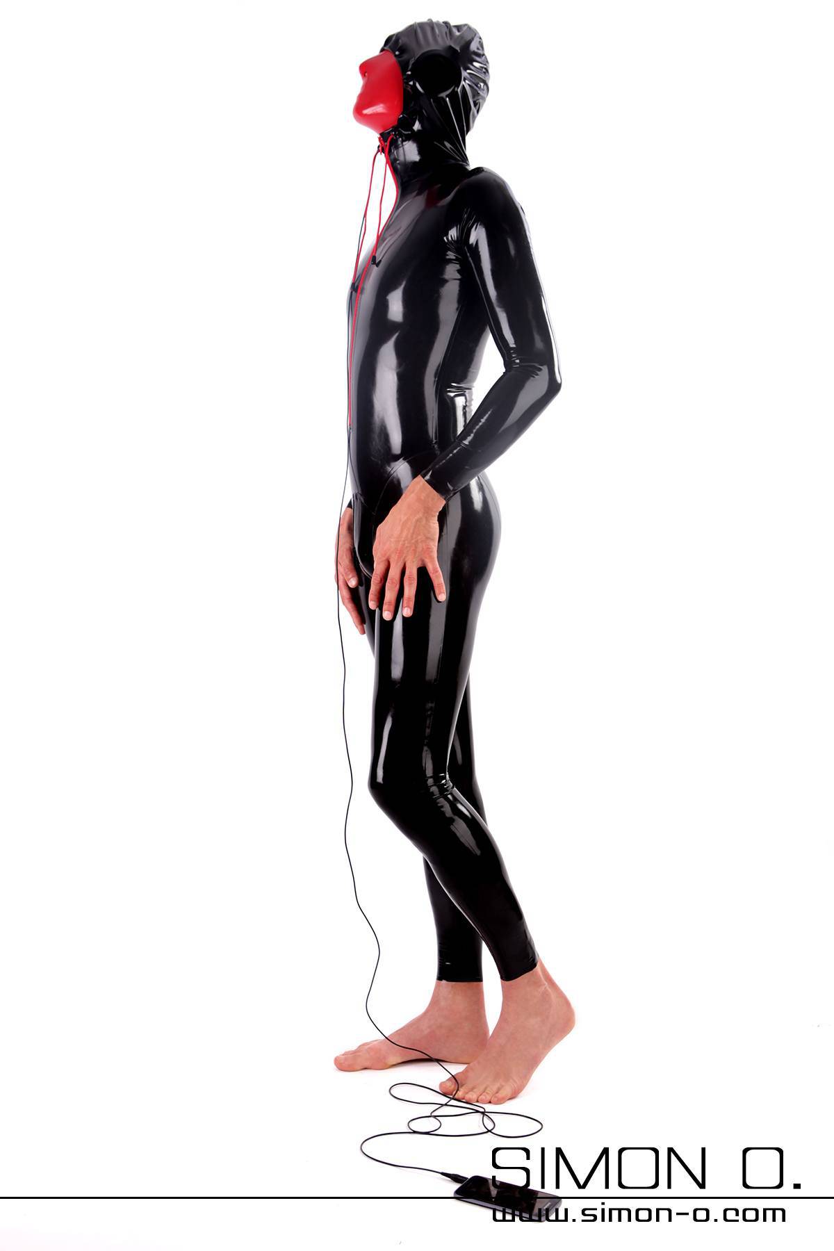 Schwarzer glänzender Latex Kapuzen Anzug Ein Mann in einem glänzenden Latexanzug mit Kapuze und einer roten Latexmaske. Sein Kopf ist komplett mit der Kapuze des Anzugs bedeckt.