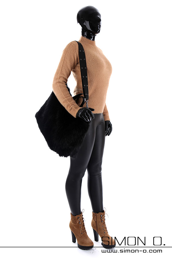 Latex outfit mit Maske unter normaler Kleidung Eine Person trägt eine glänzende schwarze Latexmaske und Handschuhe, unter einen hellbraunen Pullover dazu hat sie Glanz Leggings an.