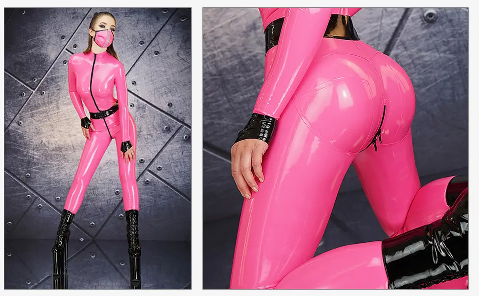 Eine Person in einem glänzenden rosa Latex-Catsuit, schwarzem Gürtel, Plateaustiefeln und Maske steht vor einem metallischen Hintergrund; die Nahaufnahme zeigt die Rückseite des Hauteng-Anzugs.