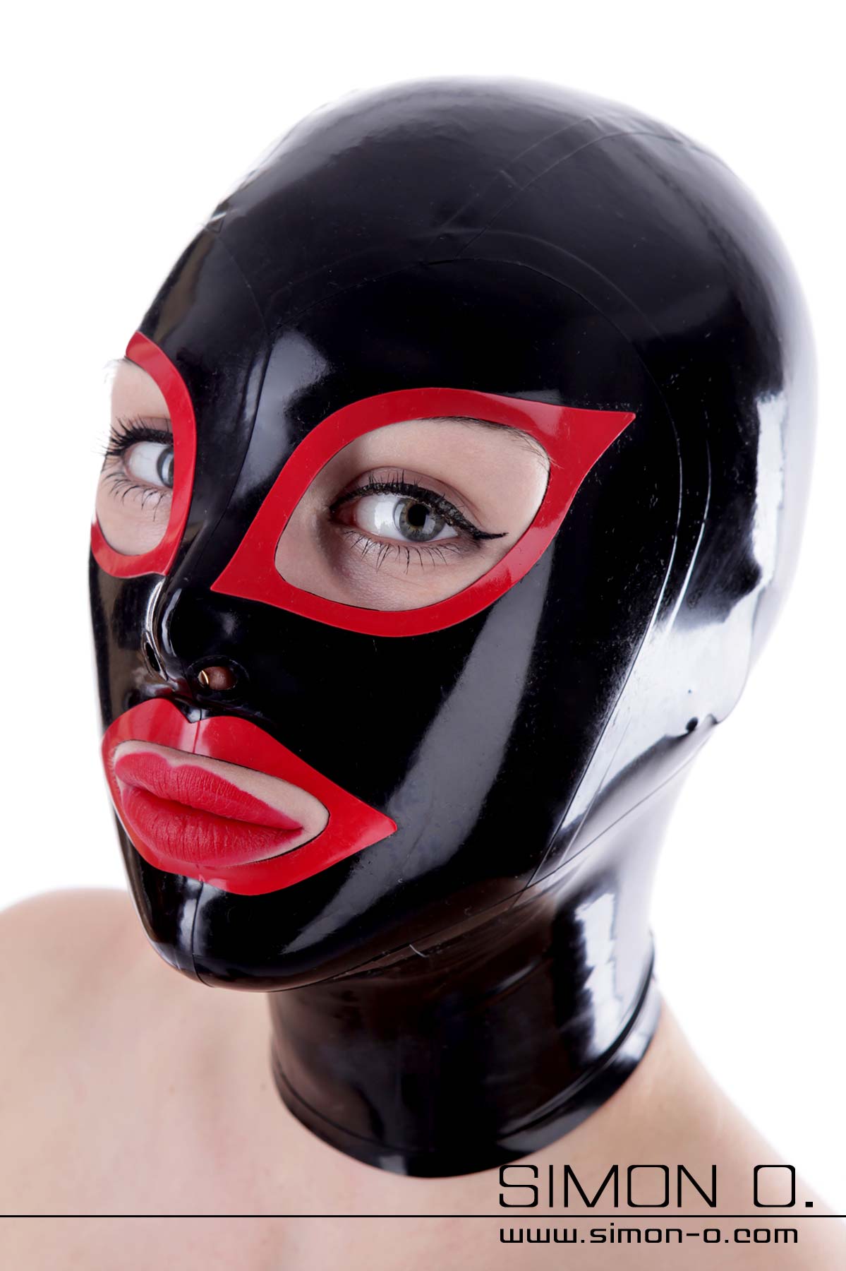 Latex Maske in Schwarz Augen und Mund in rot Eine Frau trägt eine Latex Maske in Schwarz mit rot umrandeten Mund und Augen.