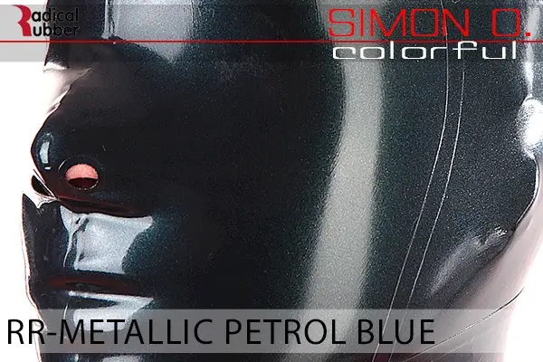 Metallic Petrol Blue Latex Farbmuster Metallic Petrol Blue für Latexkleidung. Nahaufnahme einer Latexmaske. Der Text lautet „Radical Rubber“ und „Simon O. Colourful RR- Metallic Petrol Blue“.