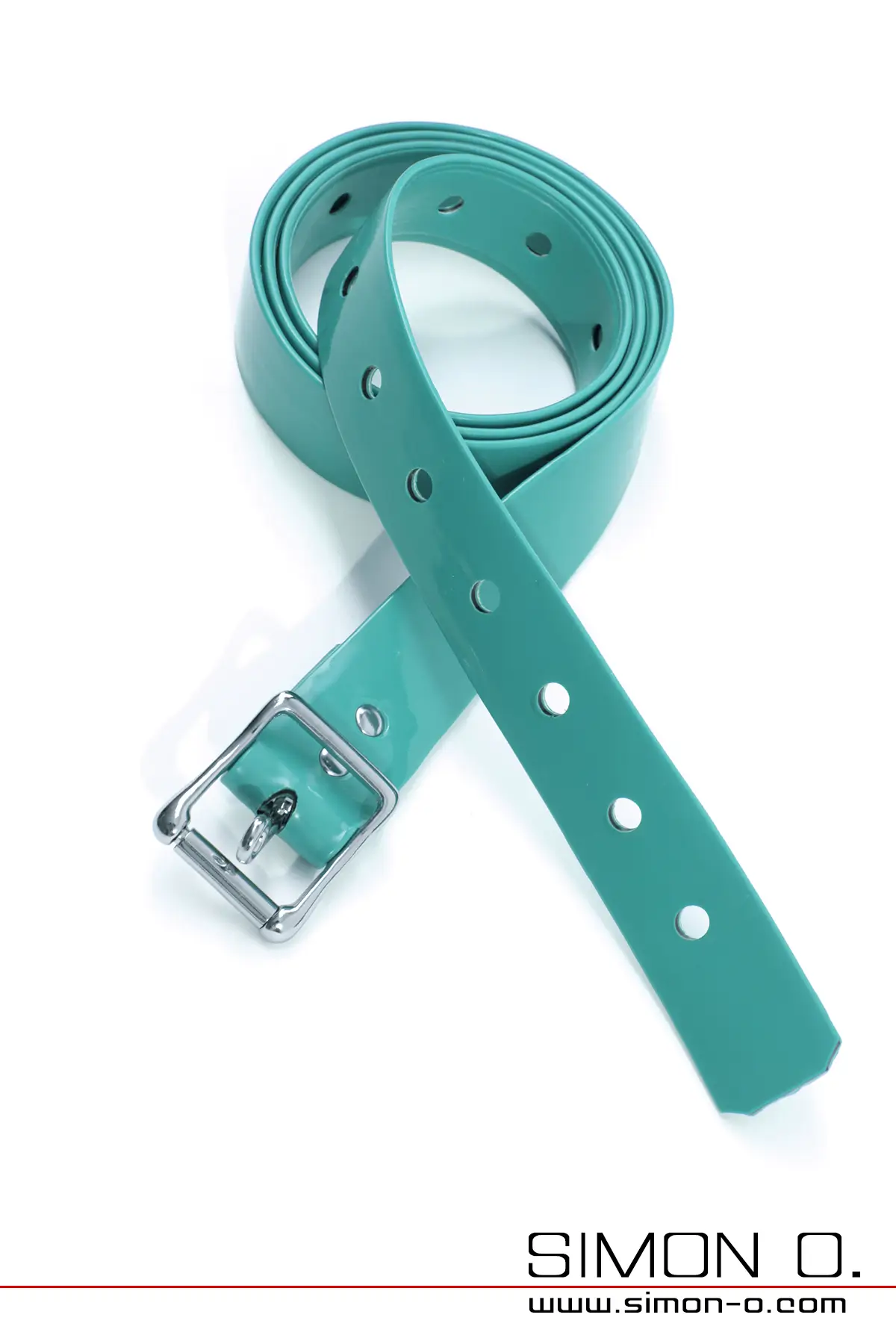 Latex Fesselriemen jadegrün 150 cm Ein jadegrüner glänzender Latex-Bondage Riemen mit Löchern und einer Metallschnalle, aufgerollt auf weißem Hintergrund.