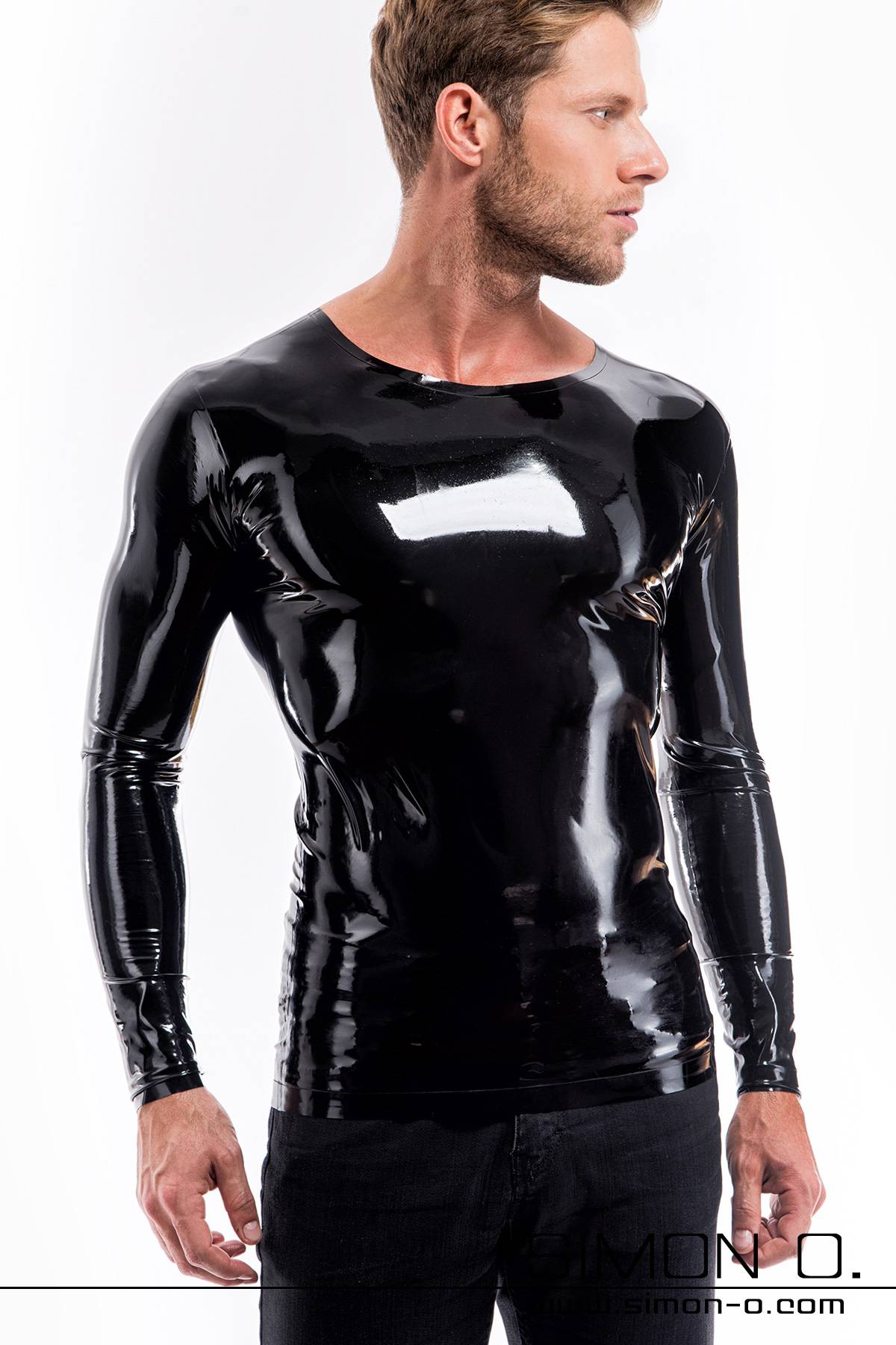 Long sleeved latex shirt in black Shiny skin-tight long sleeve latex shirt in black seen from behind