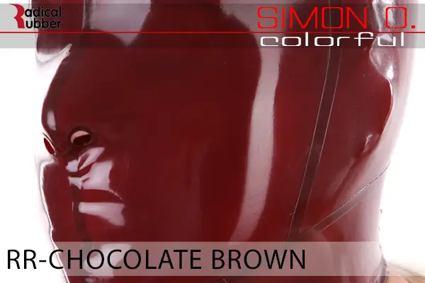 Chocolate Brown Latex Farbmuster Chocolate Brown für Latexkleidung. Nahaufnahme einer Latexmaske. Der Text lautet „Radical Rubber“ und „Simon O. Colourful RR-Chocolate Brown“.