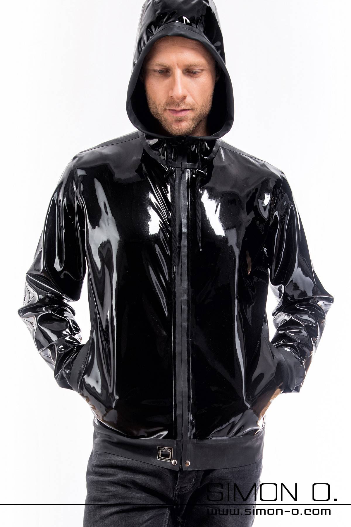 Glanz Trainingsjacke aus Latex mit Kapuze in Schwarz Ein Mann trägt eine Glanz Trainingsjacke aus Latex mit Kapuze in Schwarz