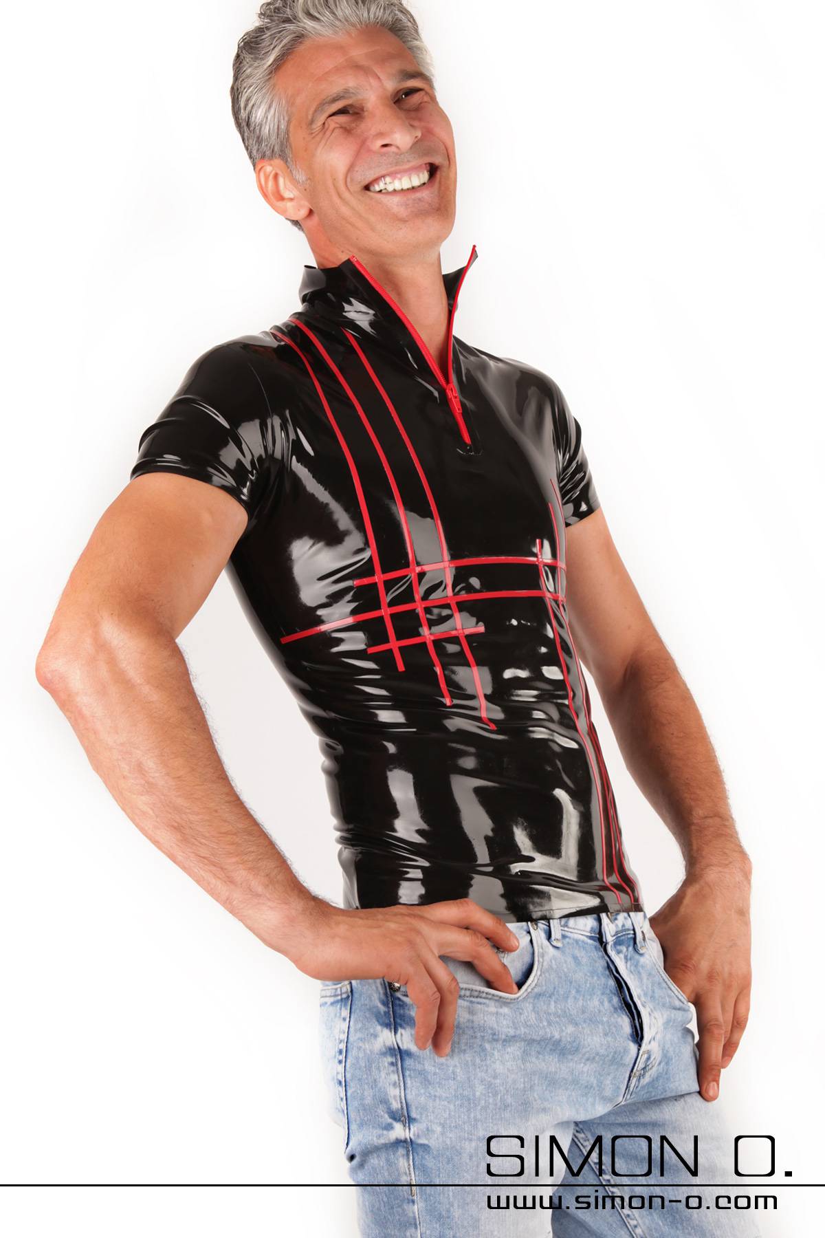 T-shirt en latex avec motif à rayures Un homme aux cheveux gris sourit, vêtu d'un t-shirt en latex à rayures et d'un jean bleu clair. En bas à droite, on peut voir le logo "Simon O.".