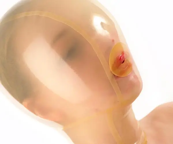 Eine Frau trägt einen durchsichtige Latex Maske für Atemkontroll Spiele.