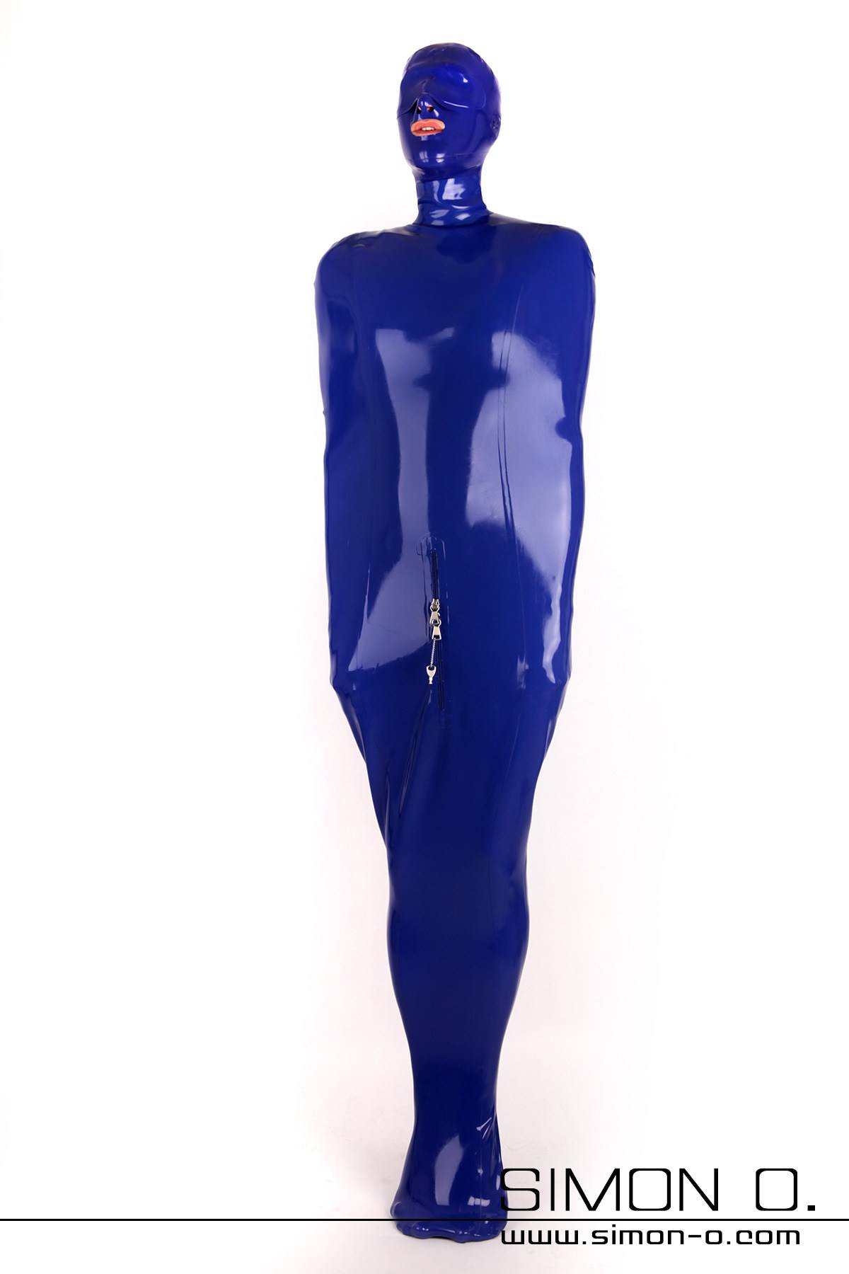 Ein hautenger Latex Sauna Sack in Blau Ein Mann ist von Kopf bis Fuß in Latex gefesselt