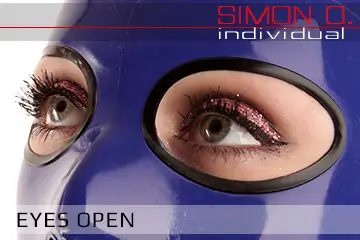Masque en latex yeux ouverts rond Gros plan sur une personne portant un masque en latex bleu avec des ouvertures pour les yeux bordées de noir.