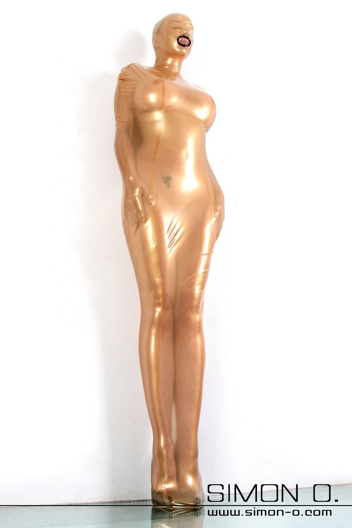 Latex Bondage Sack mit Maske Eine Frau mit High Heels in einem absperrbaren Latex Bondage Sack mit Maske