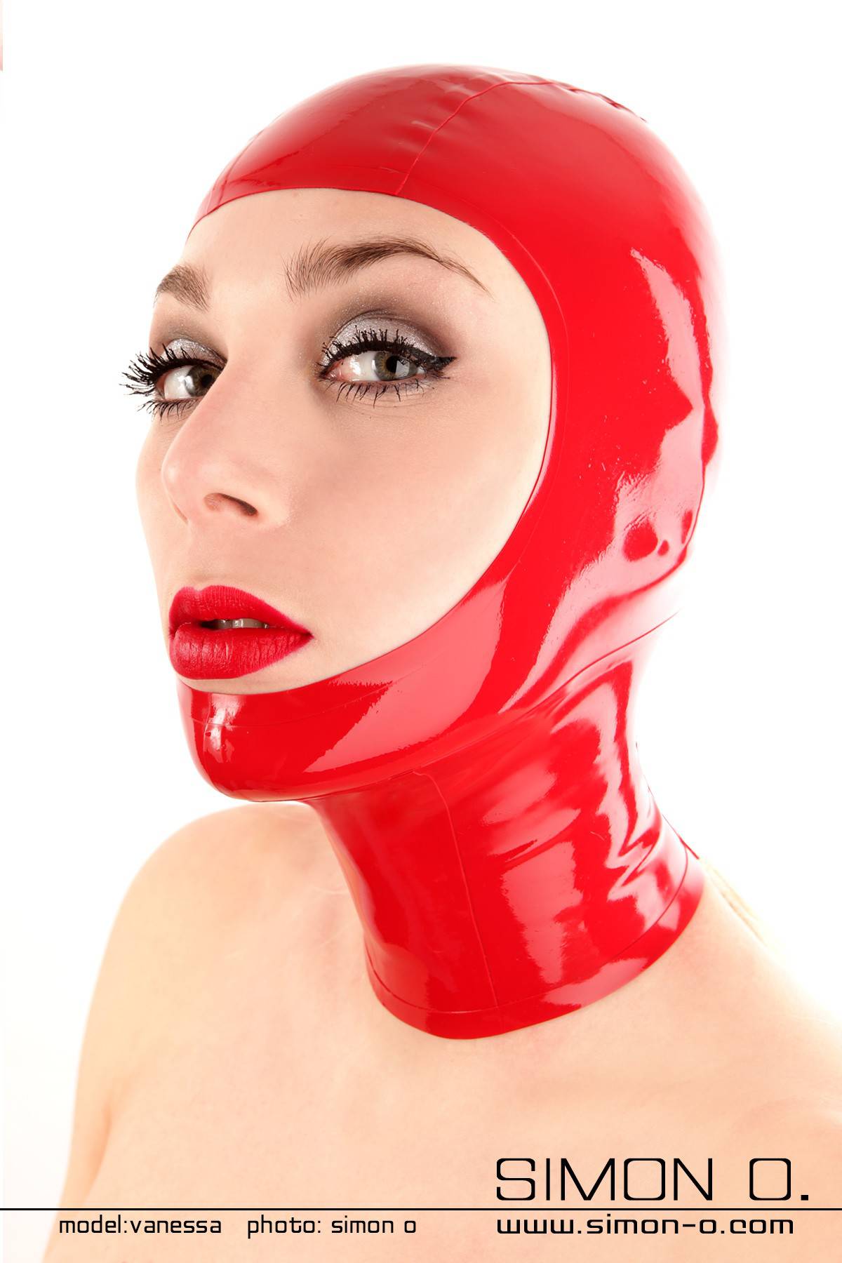 Gesichts offene Latex Maske in Rot Eine Frau hat eine rote gesichtsfreie Latex Maske aufgesetzt