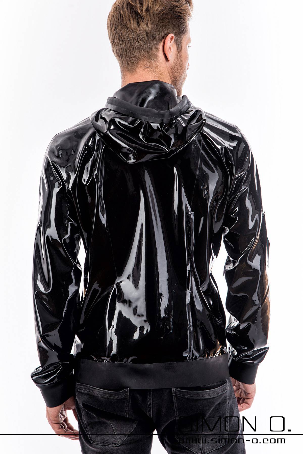 Latex Jacke mit Kapuze Ein blonder Mann trägt eine Latex Jacke mit Kapuze und in Schwarz, von hinten gesehen.