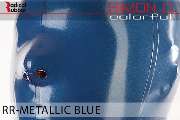 Metallic Blue Latex Farbmuster Metallic Blue für Latexkleidung. Nahaufnahme einer Latexmaske. Der Text lautet „Radical Rubber“ und „Simon O. Colourful RR-Metallic Blue“.