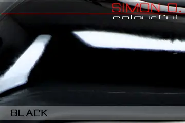 Schwarzes Latex Farbmuster Latex Farbmuster schwarz für getauchte Latexkleidung. Der Text auf dem Latexfarbmuster lautet „Simon O. Colourful BLACK“.