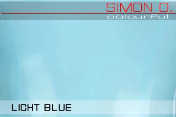 Hellblaues Latex Farbmuster Latex Farbmuster Hellblau für getauchte Latexkleidung. Der Text auf dem Latexfarbmuster lautet „Simon O. Colourful LIGHT BLUE“.