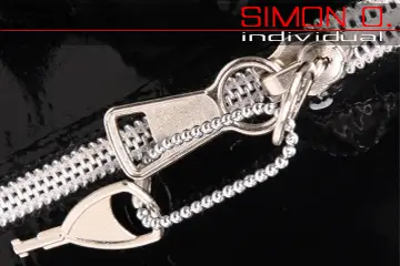 Entrejambe avec fermeture à glissière à l'entrejambe Un gros plan sur l'option de choisir l'entrejambe des vêtements en latex avec une fermeture éclair verrouillable à l'entrejambe.