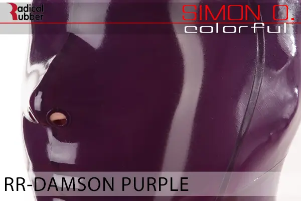 Damson Purple Latex Farbmuster Damson Purple für Latexkleidung. Nahaufnahme einer Latexmaske. Der Text lautet „Radical Rubber“ und „Simon O. Colourful RR-Damson Purple“.