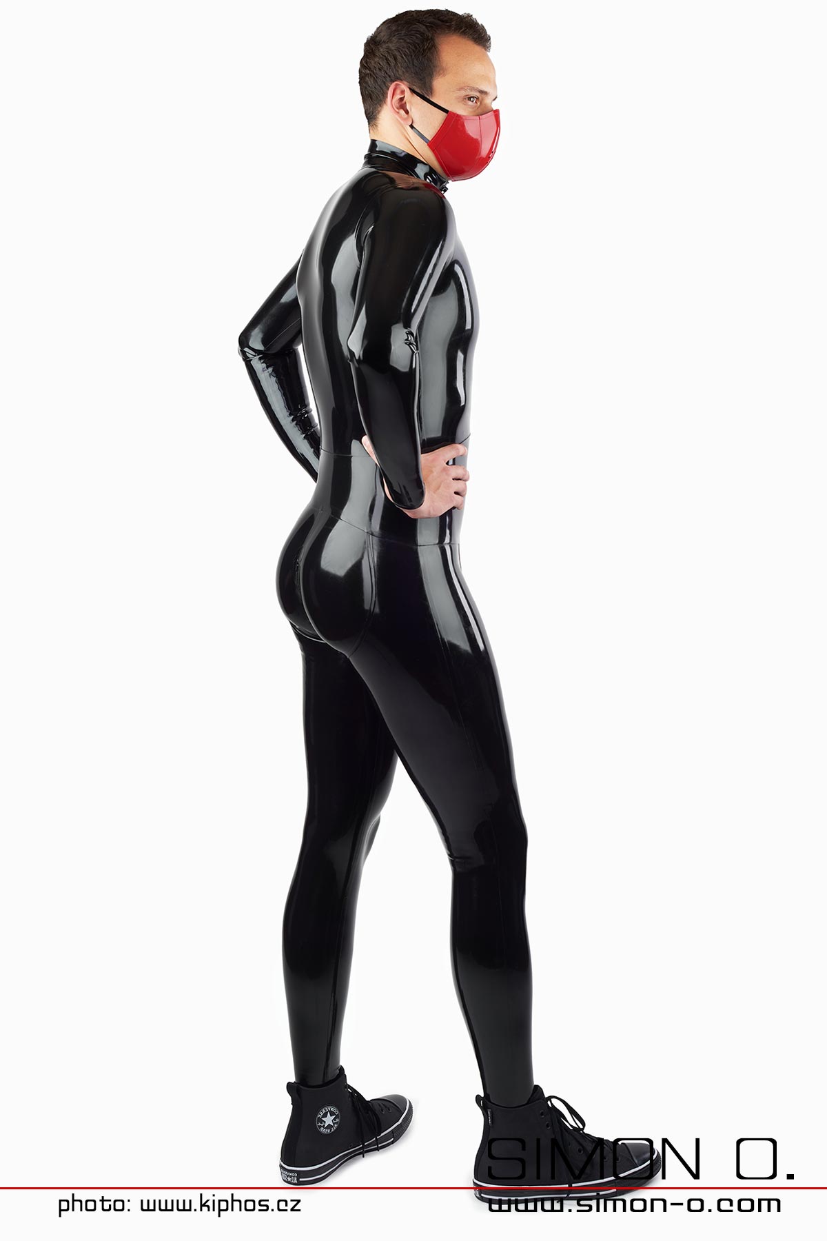 Latex Catsuit mit Push Up Ein Mann trägt einen engen schwarzen Latex Catsuit mit Push up Gesäßbereich
