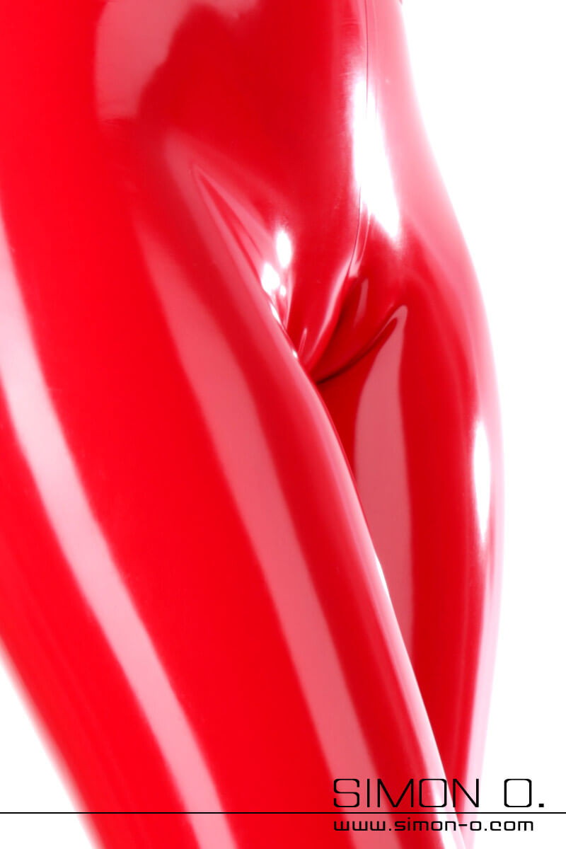Detailfoto Cameltoe Latex Leggings Ein Detailfoto einer roten Latex Leggings wo man die hautenge Passform und den Cameltoe Effekt im Schritt  sehen kann.
