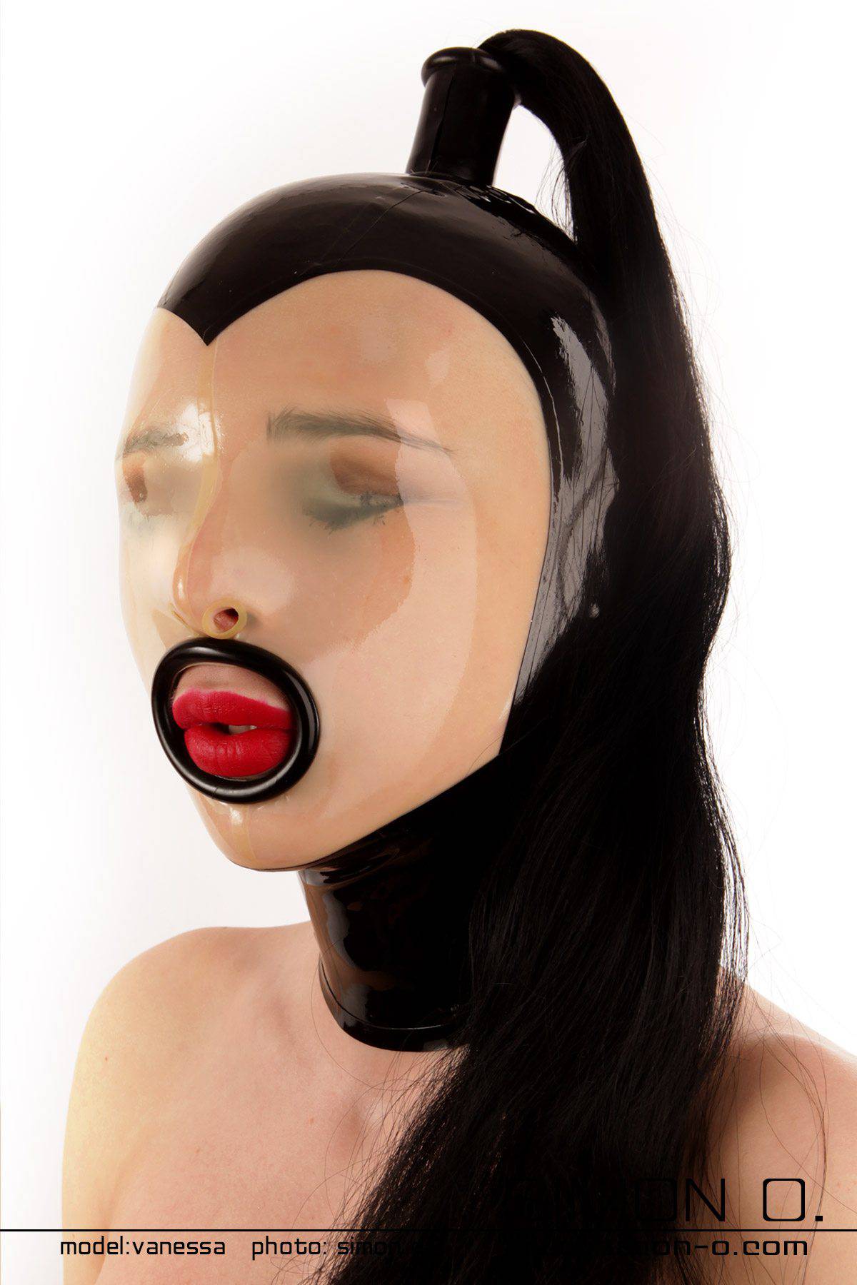 Latex Maske in Schwarz mit Blowjob Ring und Haarteil Latex Maske in Schwarz für die Latex Sklavin mit Mund offen und geschlossenen Augen