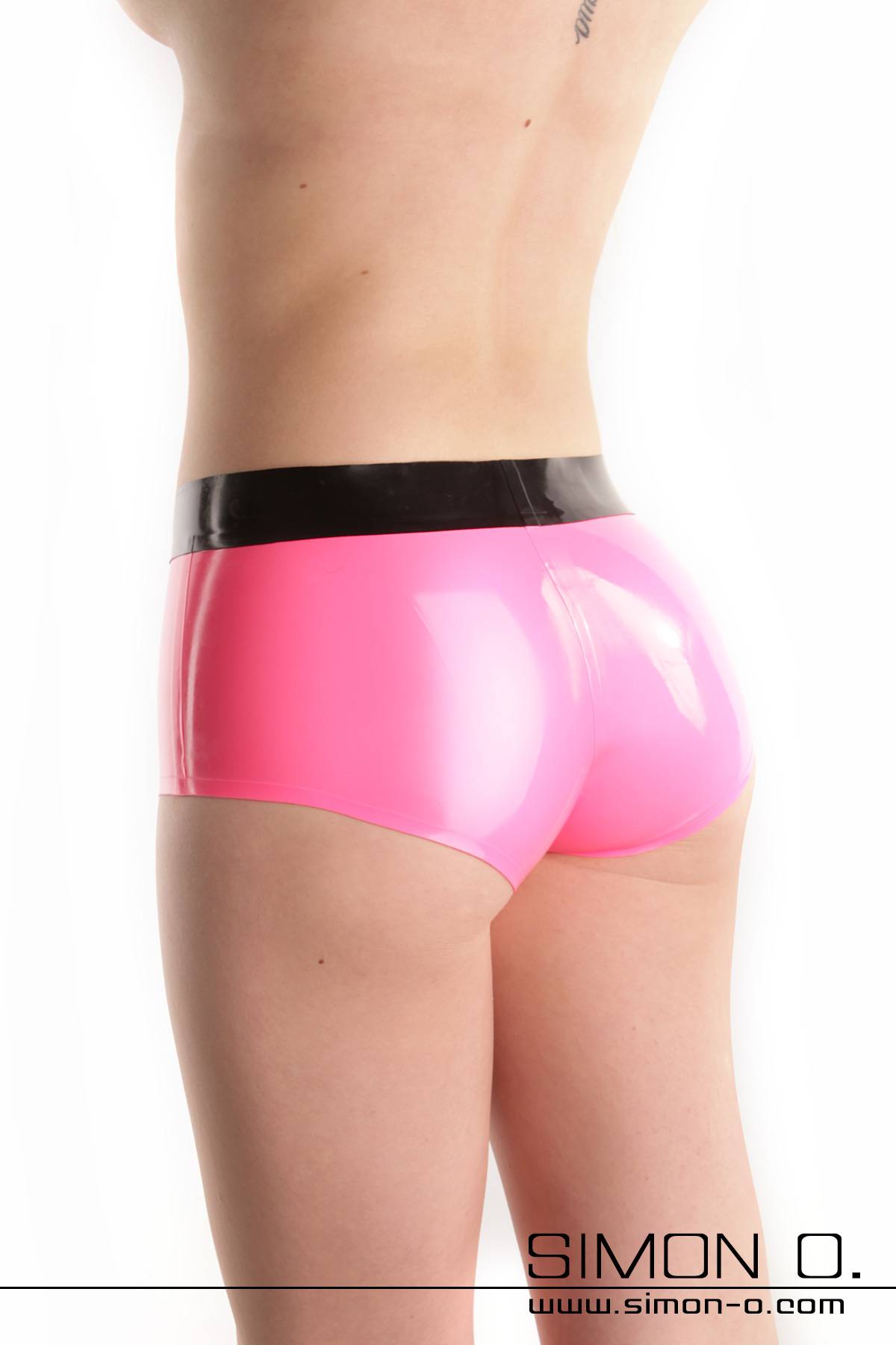 Latex Hot Pant in Pink Eine glänzende enge Latex Hot Pant in Pink mit schwarzem Bund von hinten gesehen