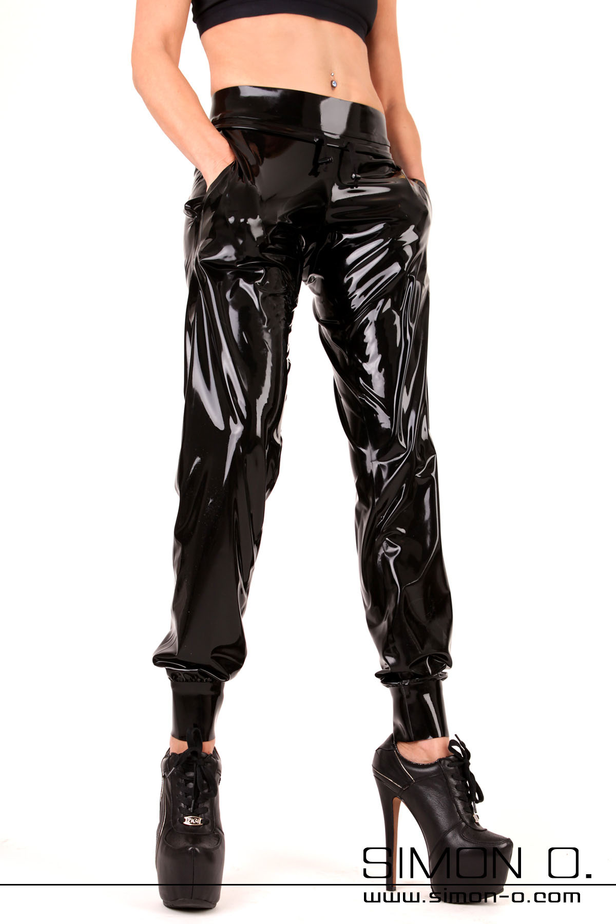 Glanz Joggings Hose aus Latex mit Taschen Eine Frau trägt eine Glanz Joggings Hose aus Latex mit Taschen.