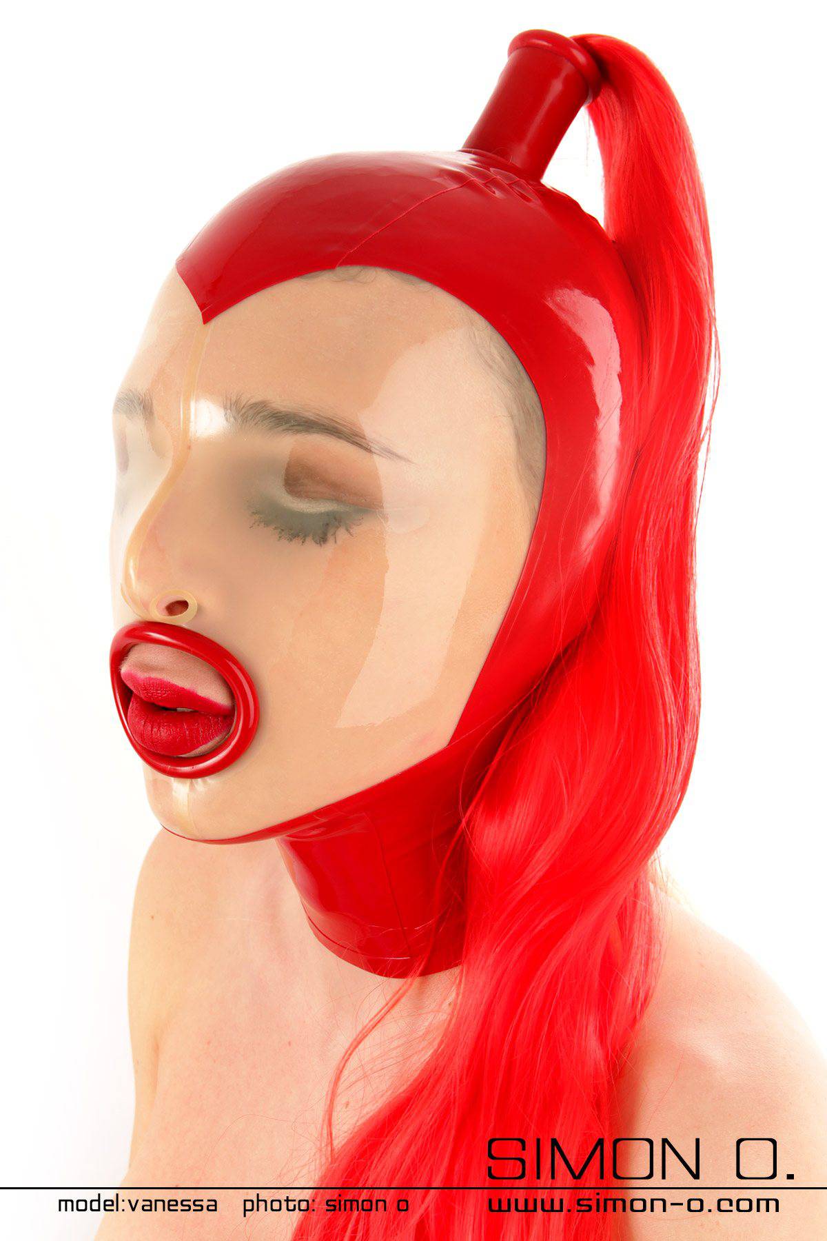Latex Maske in Rot mit Blowjob Mundstück und Haarteil Sklaven Latex Maske in Rot mit Blowjob Mundstück und geschlossenen Augen mit Haarteil in Rot