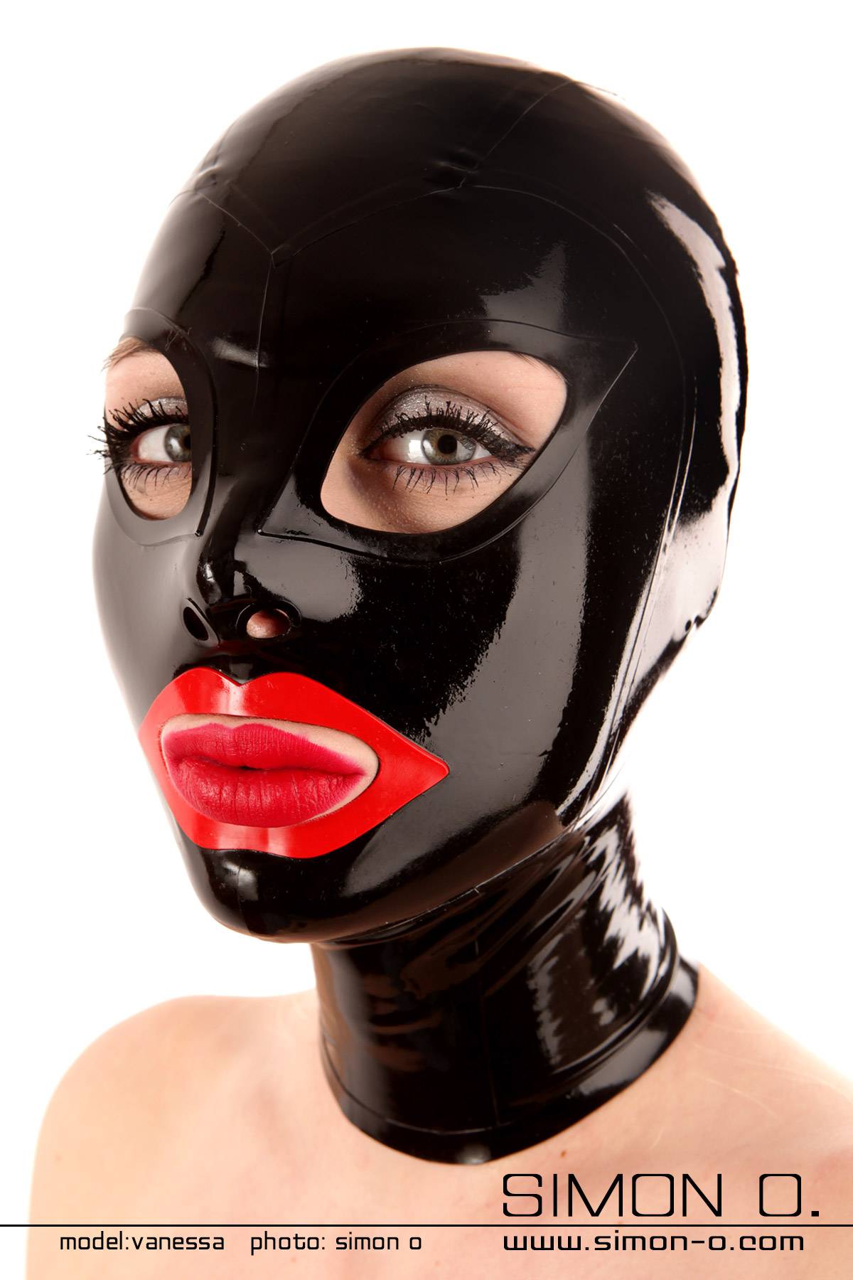 Latex Maske in Schwarz mit Katzenaugen Eine Frau mit roten Lippen trägt eine glänzende enge Latex Maske in Schwarz mit Katzenaugen und rotem Mund
