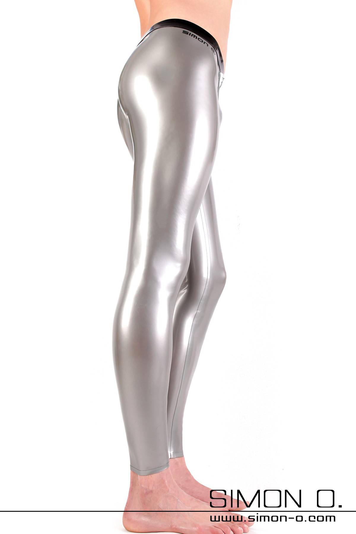 Latex Leggings in silber mit schwarzen Bund Ein Mann mit einer engen glänzenden Latex Leggings in Silber mit einen schwarzen Bund - von der Seite gesehen
