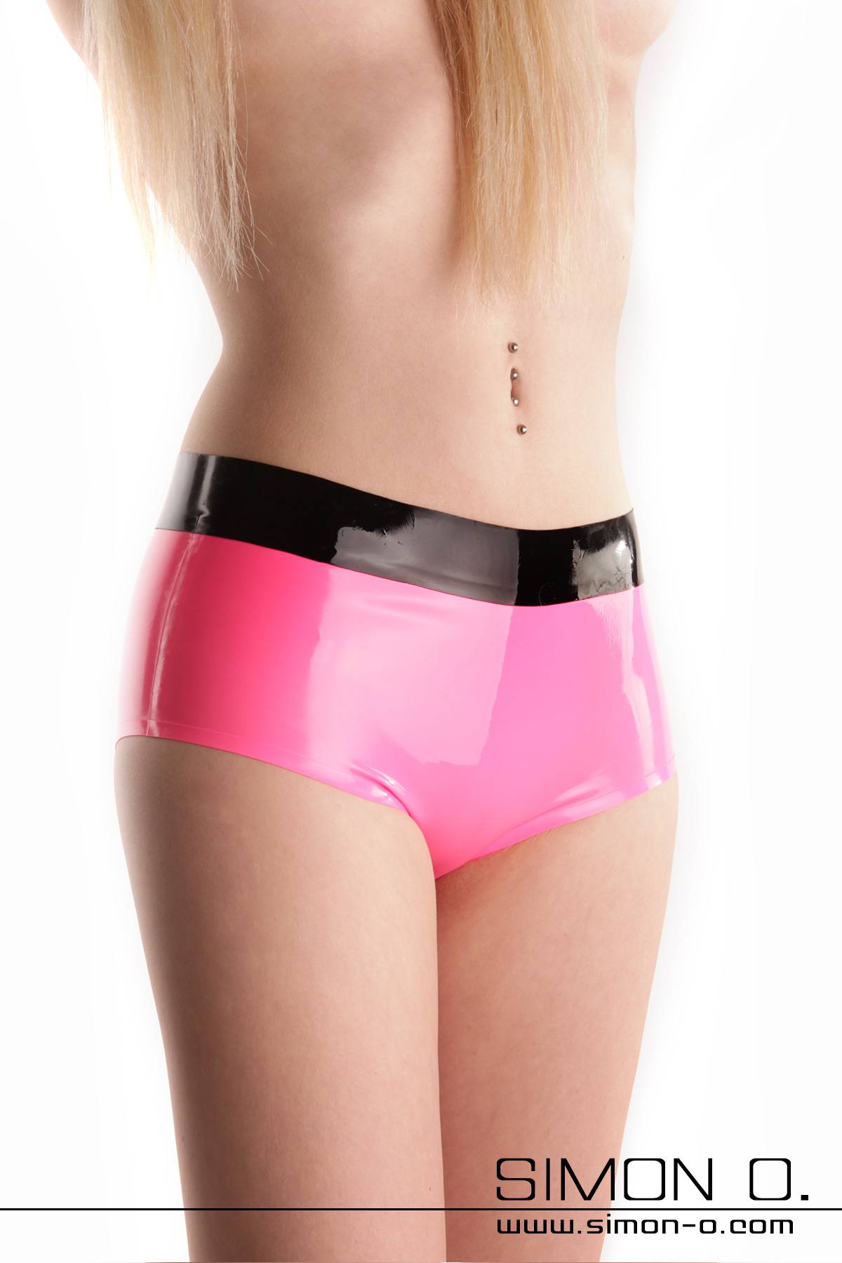 Sexy Latex Hot Pant Hautenge glänzende Latex Hot Pant in Pink mit schwarzem Bund von vorne gesehen