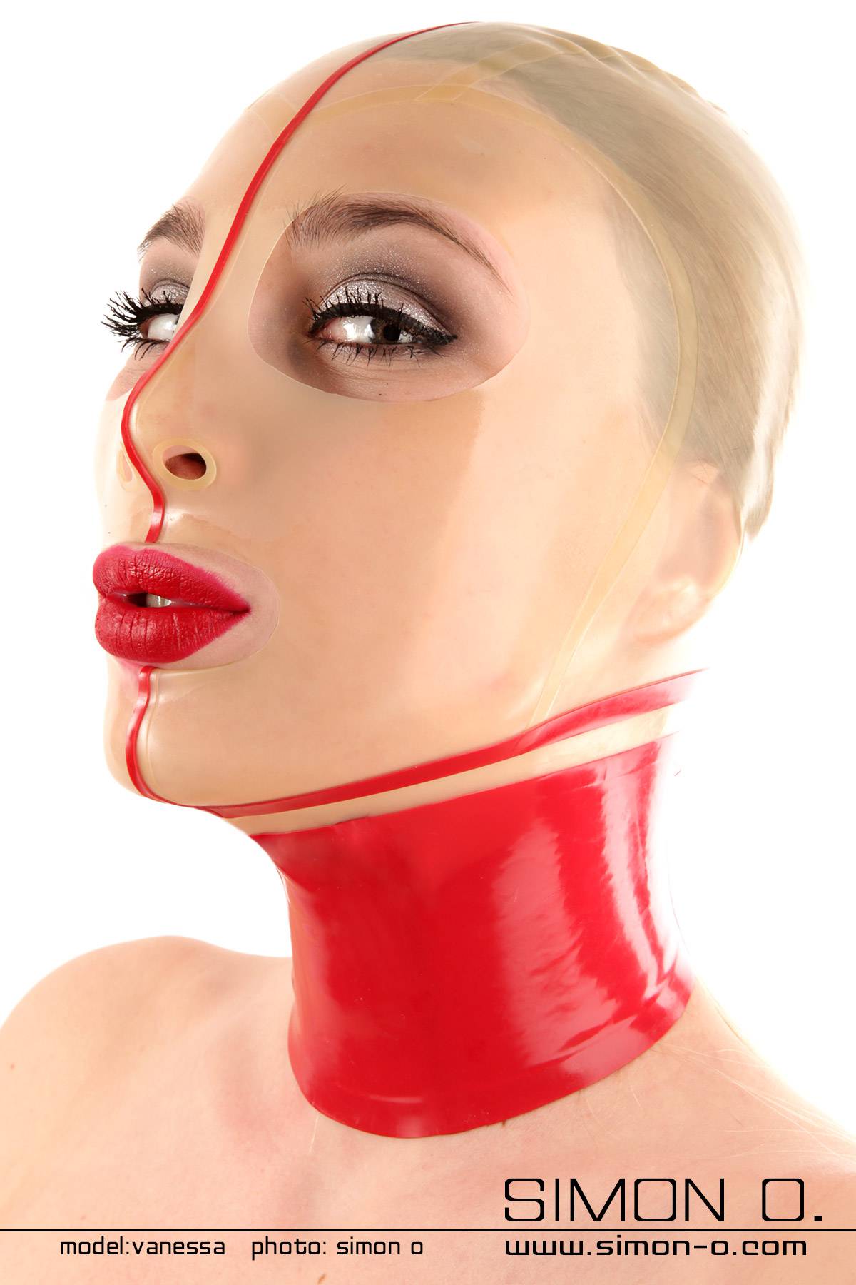Latex Maske Strumpfoptik Eine Person trägt eine glänzende, eng anliegende Latexmaske in Rot und Transparent, mit einer Nylon Face Optik.