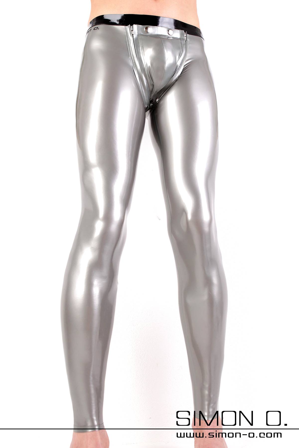 Latex Leggings in silber Ein Mann mit einer engen glänzenden Latex Leggings in Silber mit einen schwarzen Bund mit Codpiece