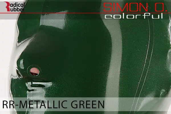 Metallic Green Latex Farbmuster Metallic Green für Latexkleidung. Nahaufnahme einer Latexmaske. Der Text lautet „Radical Rubber“ und „Simon O. Colourful RR-Metallic Green“.
