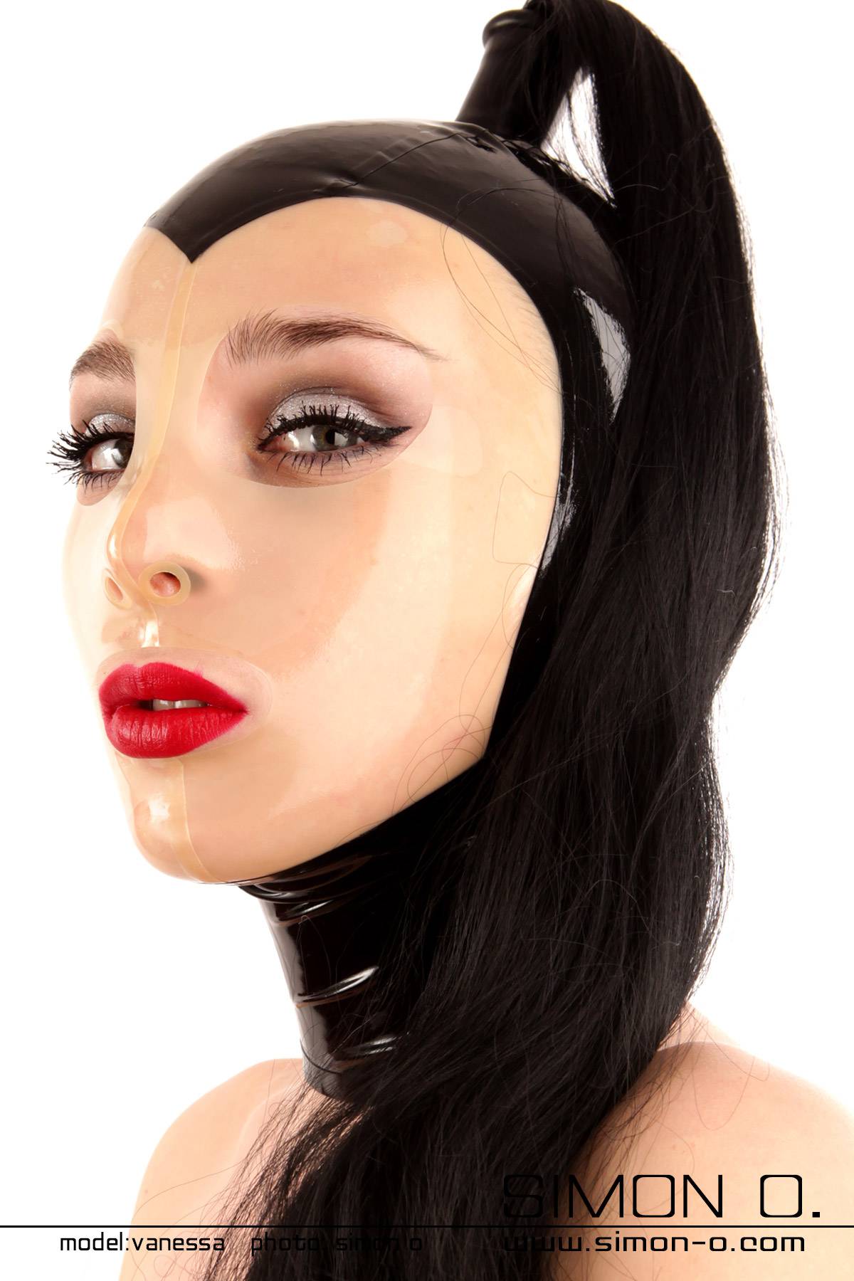 Domina Latex Maske in Schwarz mit Haarteil Domina Latex Maske in Schwarz mit transparentem Gesicht und Haarteil in Schwarz