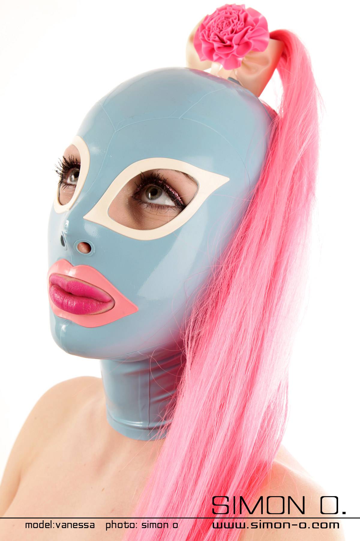 Latex Maske mit Katzenaugen Hellblaue Latexmaske mit weißen Katzenaugen und rosa umrandeten Mund.