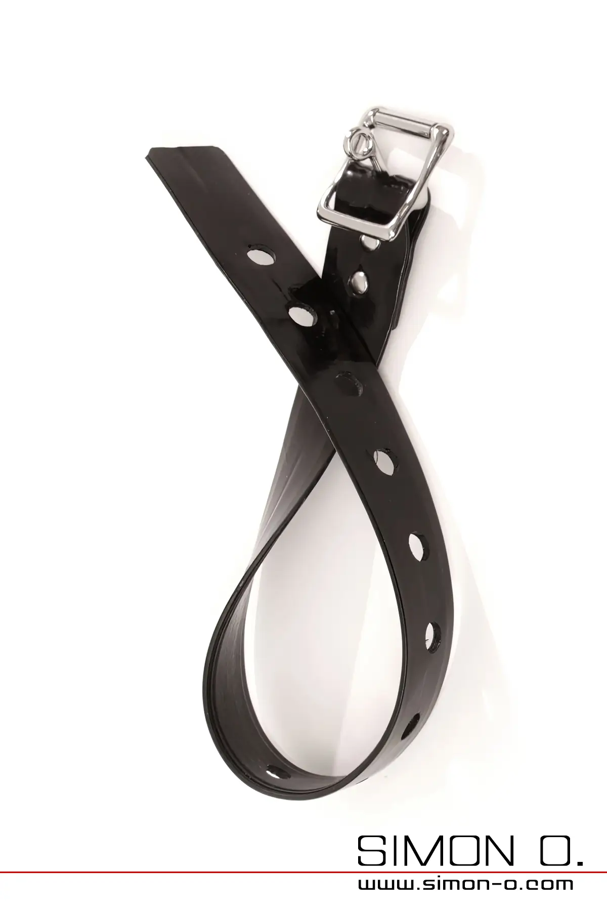 Ein schwarzer, glänzender Latex-Fesselriemen mit Löchern und einer Metallschnalle auf weißem Hintergrund.
