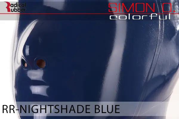 Nightshade Blue Latex Farbmuster Nightshade Blue für Latexkleidung. Nahaufnahme einer Latexmaske. Der Text lautet „Radical Rubber“ und „Simon O. Colourful RR-Nightshade Blue“.