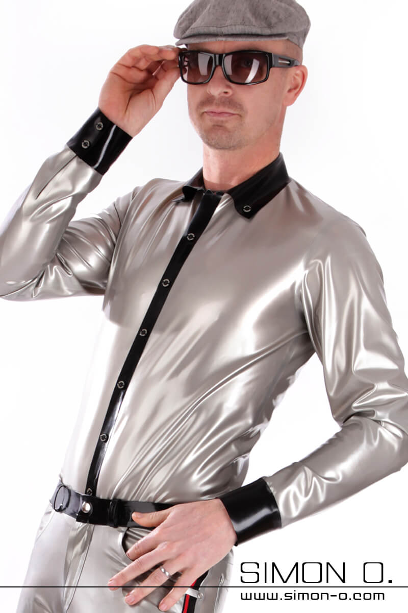 Latex Herren Hemd mit Knopfleiste  Eine Herr trägt ein Glanz Latex Hemd mit Reverskragen in Schwarz mit dazupassender Latex Hose