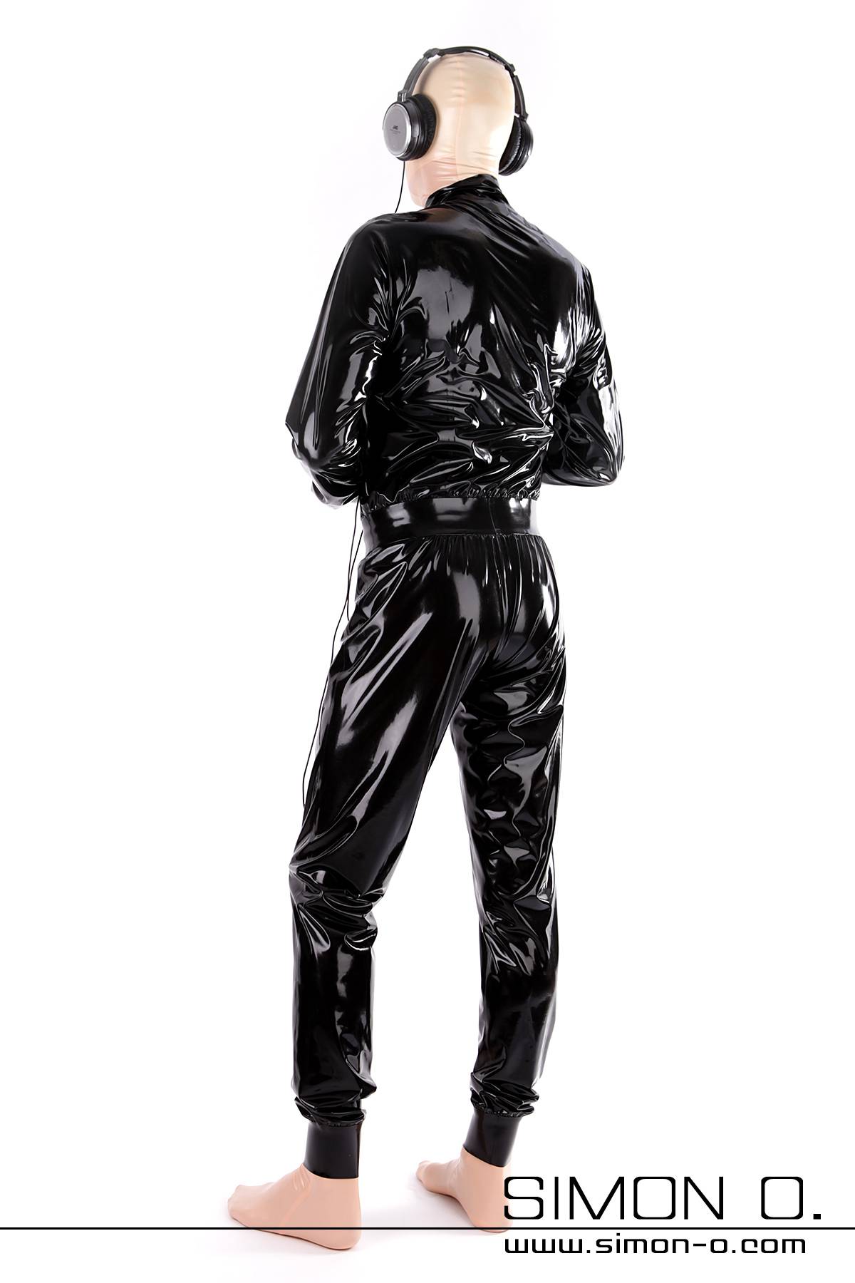 Bequemer und weiter Latexanzug für Herren in Schwarz Ein Mann trägt einen locker bequem geschnittenen Latexanzug in glänzenden schwarzen Latex von hinten gesehen