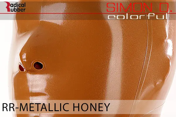 Metallic Honey Latex Farbmuster Metallic Honey für Latexkleidung. Nahaufnahme einer Latexmaske. Der Text lautet „Radical Rubber“ und „Simon O. Colourful RR-Metallic Honey“.