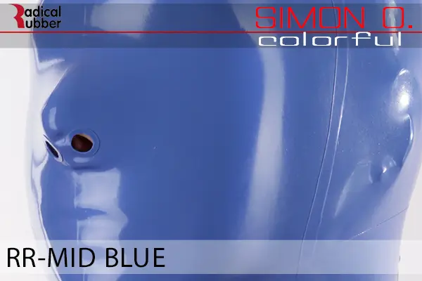 Mid Blue Latex Farbmuster Mid Blue für Latexkleidung. Nahaufnahme einer Latexmaske. Der Text lautet „Radical Rubber“ und „Simon O. Colourful RR-Mid Blue“.