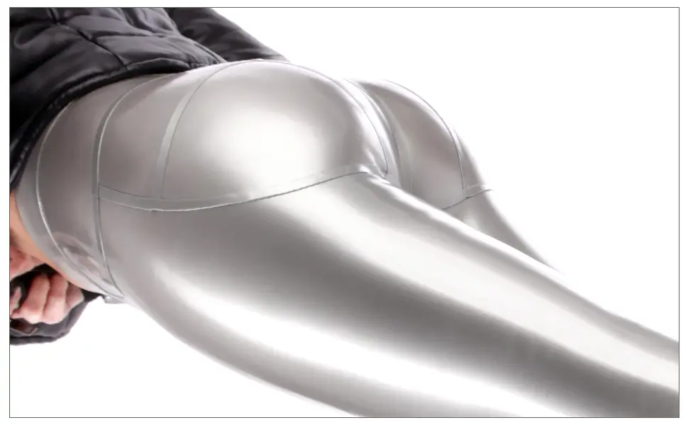 Push up Latex Leggings in silber Eine Person, die glänzende Push-up-Latexleggings trägt, wird von der Taille abwärts vor einem weißen Hintergrund gezeigt.