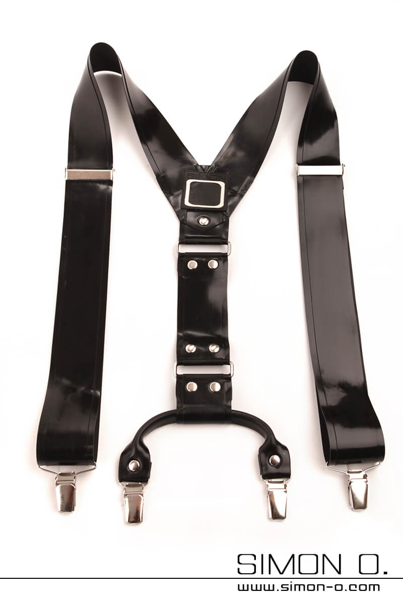 Schwarze Hosenträger aus Latex  Schwarze Hosenträger aus Latex mit silbernen Schnallen und Clips liegen flach auf einem weißen Hintergrund. Der Markenname „Simon O.“ ist unten im Bild zu sehen.