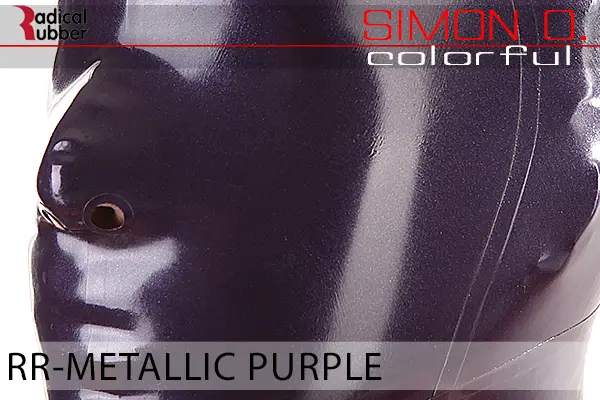 Metallic Purple Latex Farbmuster Metallic Purple für Latexkleidung. Nahaufnahme einer Latexmaske. Der Text lautet „Radical Rubber“ und „Simon O. Colourful RR-Metallic Purple “.