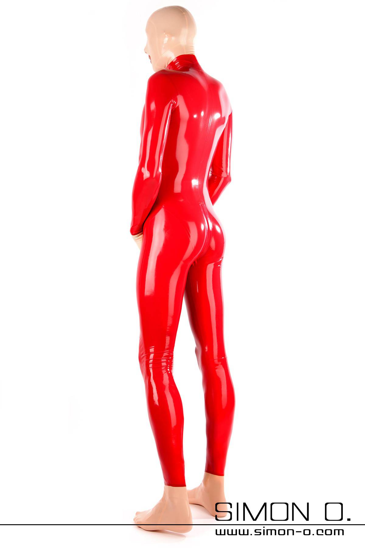 Roter Latexanzug für Herren hauteng und glänzend. Ein Mann trägt einen roten hautengen Latexanzug mit Maske Socken und Handschuhen aus hautfarbenen Latex von hinten gesehen