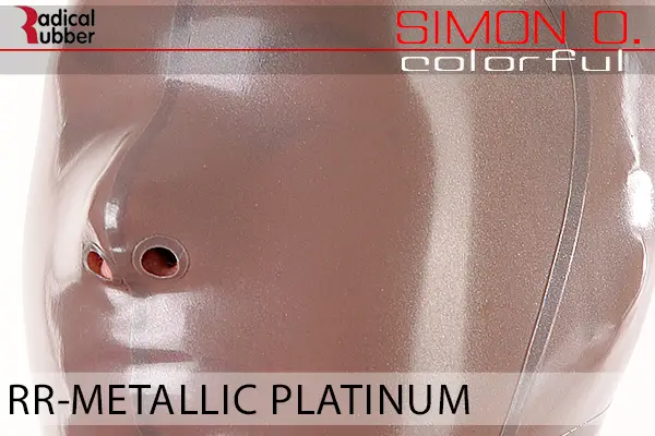 Metallic Platinum Latex Farbmuster Metallic Platinum für Latexkleidung. Nahaufnahme einer Latexmaske. Der Text lautet „Radical Rubber“ und „Simon O. Colourful RR-Metallic Platinum“.